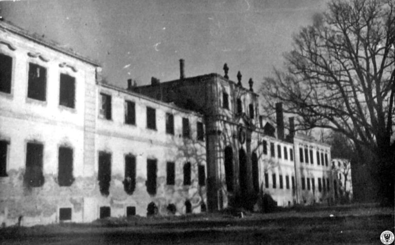 Nieistniejące skrzydło pałacu w Żmigrodzie, rok 1959 Nieistniejące skrzydło pałacu w Żmigrodzie, rok 1959