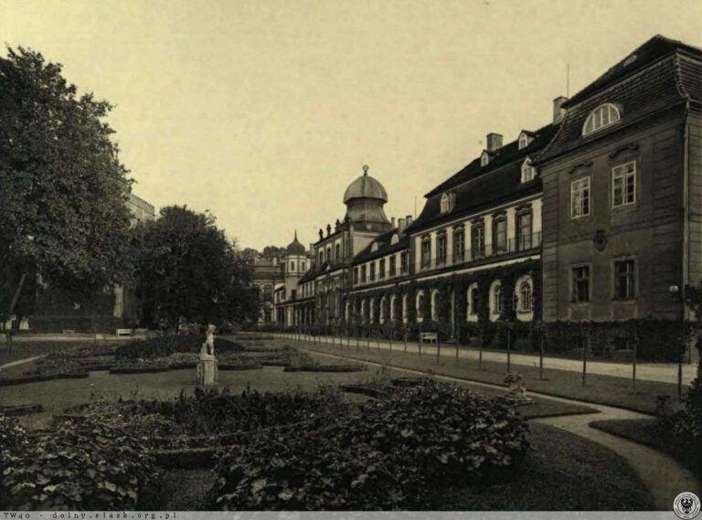 Archiwalne zdjęcie pałacu oraz wieży mieszkalnej Hatzfeldów w Żmigrodzie numer 4 Archiwalne zdjęcie pałacu oraz wieży mieszkalnej Hatzfeldów w Żmigrodzie numer 4