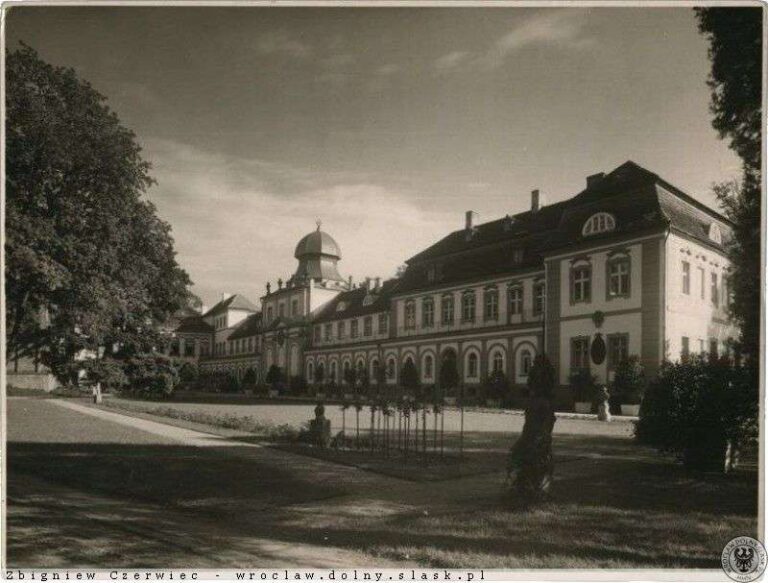 Archiwalne zdjęcie pałacu oraz wieży mieszkalnej Hatzfeldów w Żmigrodzie numer 3 Archiwalne zdjęcie pałacu oraz wieży mieszkalnej Hatzfeldów w Żmigrodzie numer 3