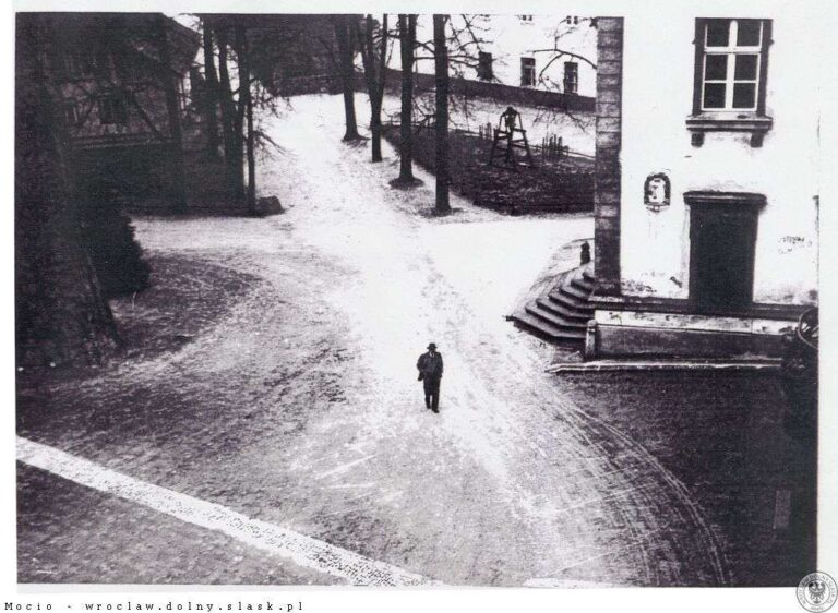 Dziedziniec pałacu w Żmigrodzie, archiwalne zdjęcie Dziedziniec pałacu w Żmigrodzie, archiwalne zdjęcie