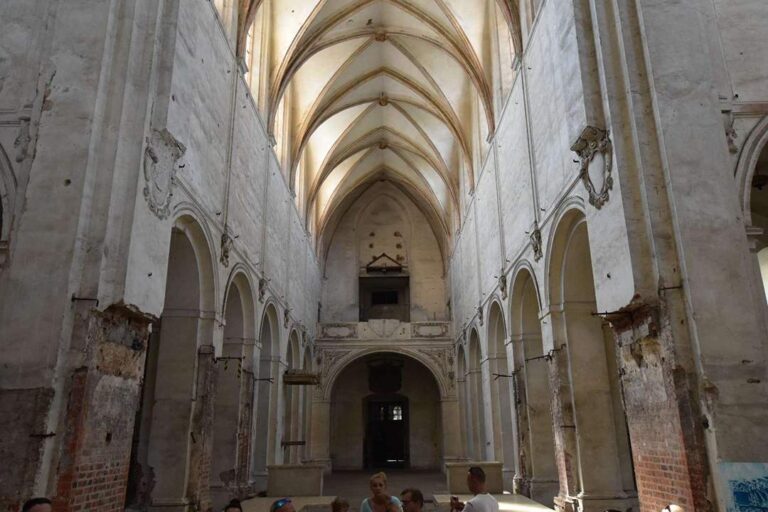 Wnętrze bazyliki w zespole klasztornym w Lubiążu