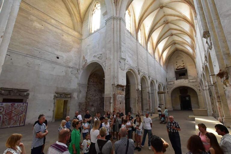 Wnętrze bazyliki w zespole klasztornym w Lubiążu zdjęcie 2