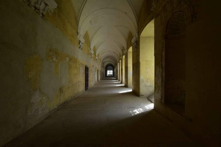 Korytarz z celami w klasztorze w Lubiążu