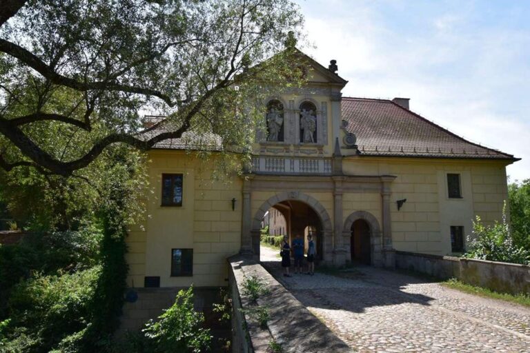 Brama wjazdowa na teren klasztoru Cystersów w Lubiążu