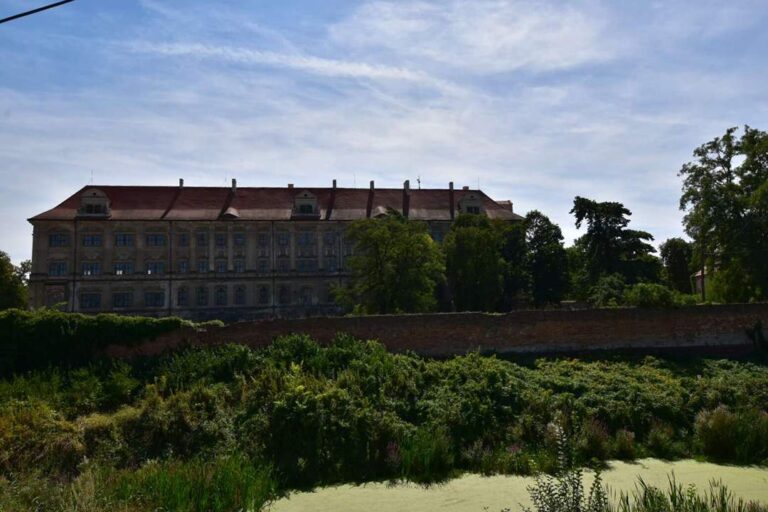 Widok na zespół klasztorny Cystersów w Lubiążu zdjęcie 2