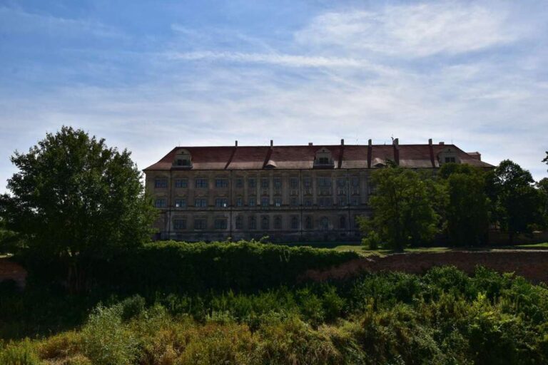 Widok na zespół klasztorny Cystersów w Lubiążu