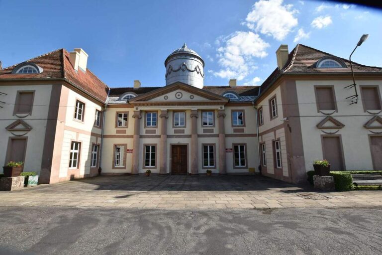 Wejście główne do pałacu Maltzanów w Miliczu