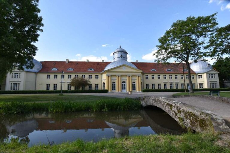 Pałac Maltzanów w Miliczu, widok od strony parku