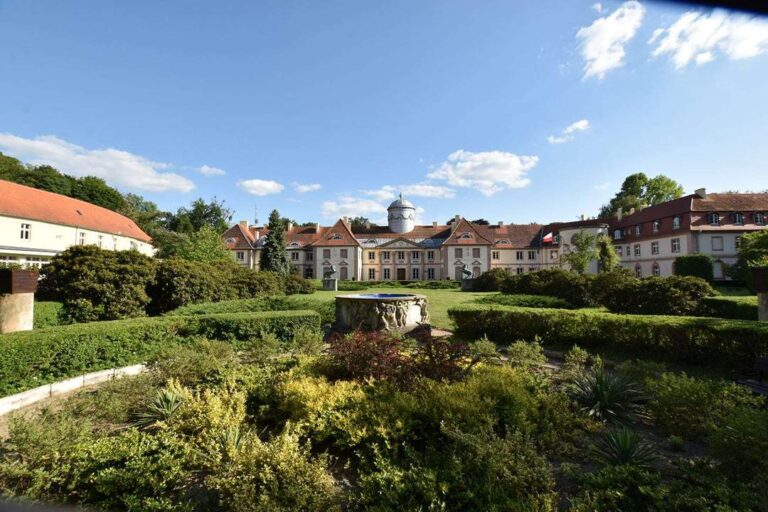 Ogrody przed pałacem w Miliczu