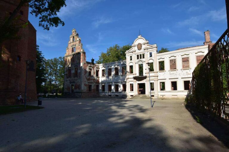 Ruiny pałacu w Żmigrodzie Ruiny pałacu w Żmigrodzie