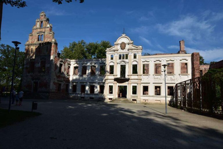 Przednia fasada pałacu w Żmigrodzie Przednia fasada pałacu w Żmigrodzie