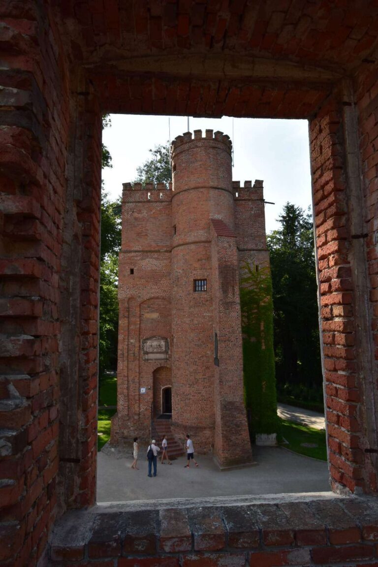 Wieża strażnicza przy pałacu w Żmigrodzie Wieża strażnicza przy pałacu w Żmigrodzie