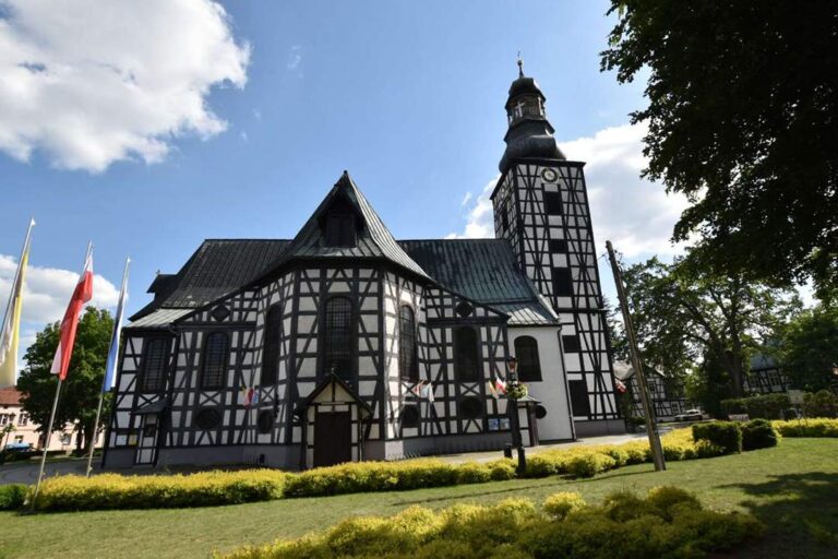 Zabytkowy kościół łaski św. Andrzeja Boboli w Miliczu, aleja spacerowa 2