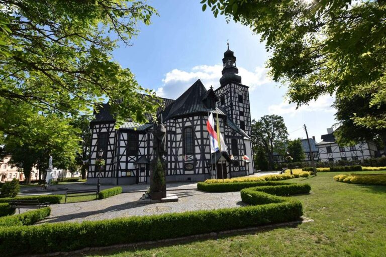 Zabytkowy kościół łaski św. Andrzeja Boboli w Miliczu od strony parku