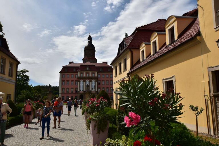Widok zza bramy zamku Książ