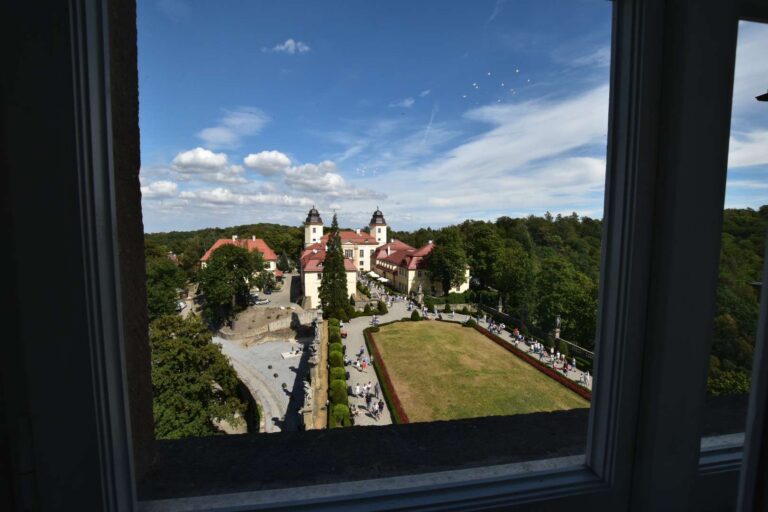 Widok na plac przed Zamkiem Książ