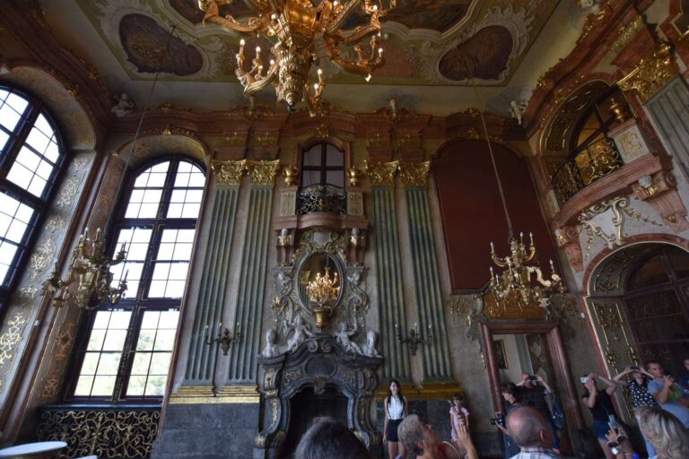 Boczna ściana sali balowej w zamku