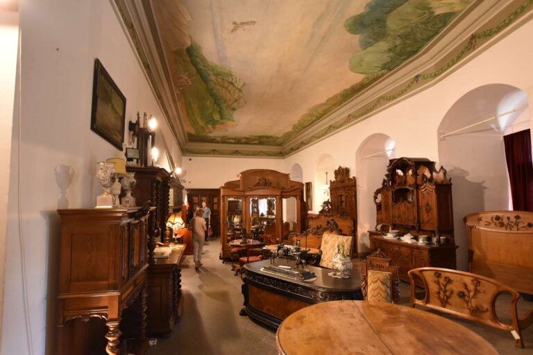 Sklep z antykami w zamku Książ