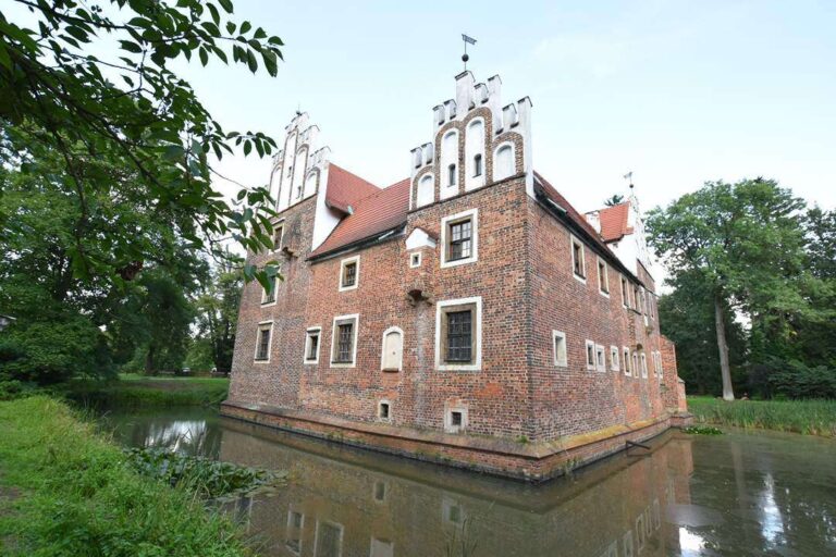 Widok na fosę i lewy tylny narożnik zamku Wojnowice