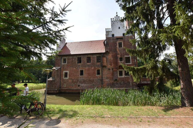 Lewe skrzydło zamku na wodzie w Wojnowicach
