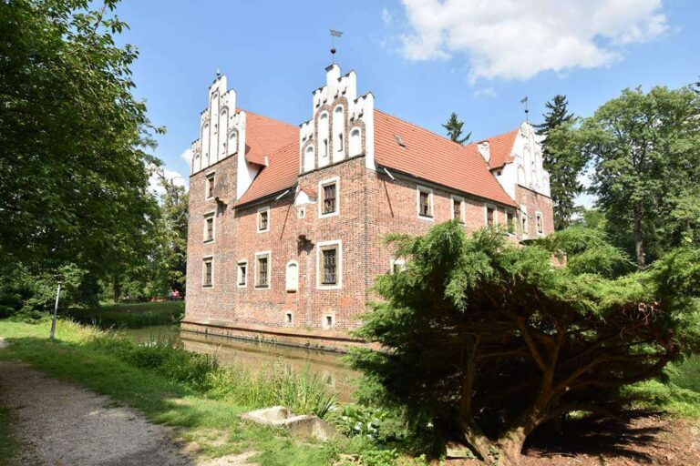 Prawa strona zamku w Wojnowicach