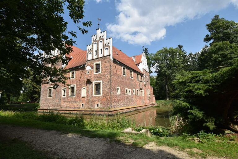 Lewa strona zamku Wojnowice