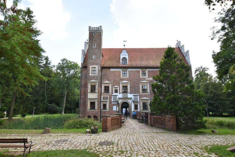 Zamek na wodzie w Wojnowicach - przednia fasada budynku