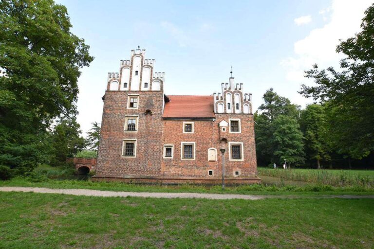 Boczna fasada zamku w Wojnowicach