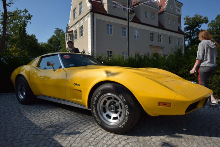 Chevrolet Corvette podczas Moto Classic w zamku Topacz