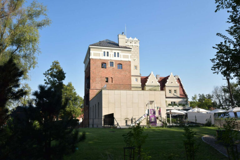 Boczna ściana zamku Topacz w Ślęzy