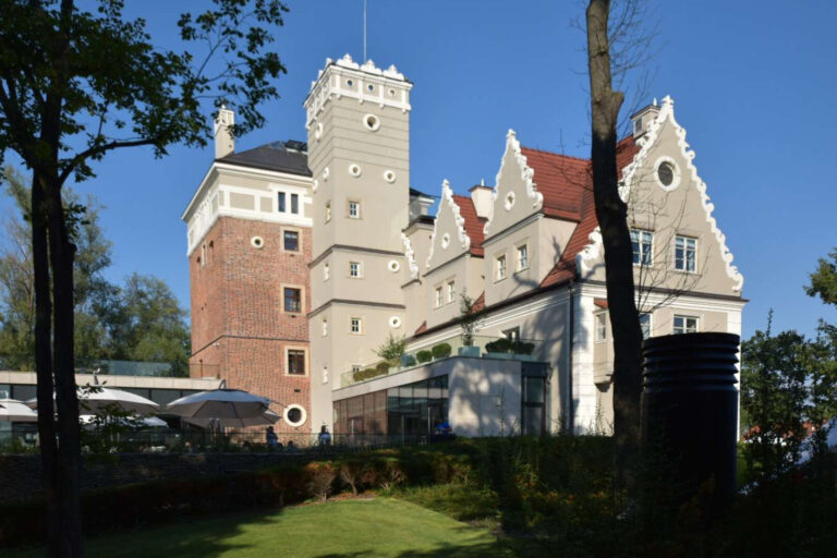 Tyły zamku Topacz w Ślęzy