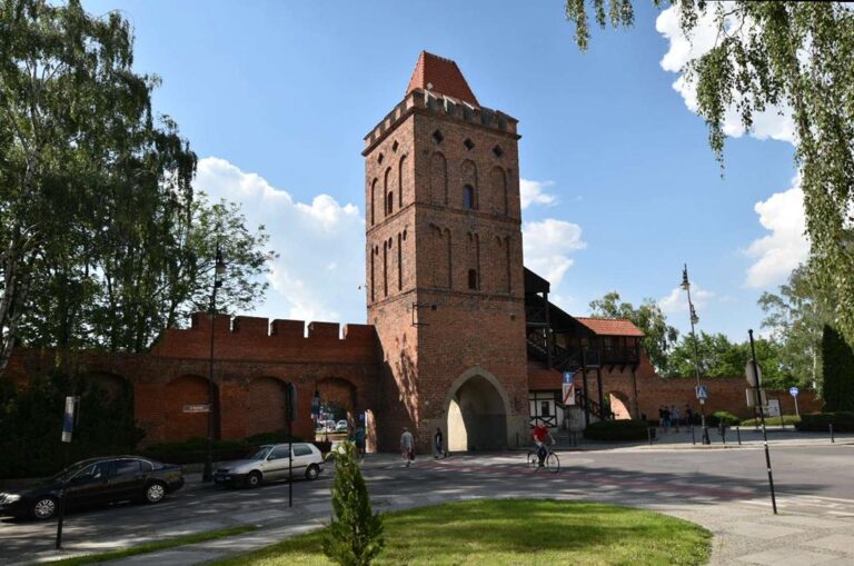 Brama Wrocławska w Oleśnicy, dawniej nazywana bramą Trzebnicką Brama Wrocławska w Oleśnicy, dawniej nazywana bramą Trzebnicką