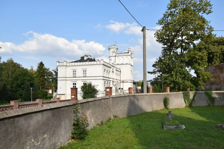 Pałac Mrozów od strony cmentarza Pałac Mrozów od strony cmentarza