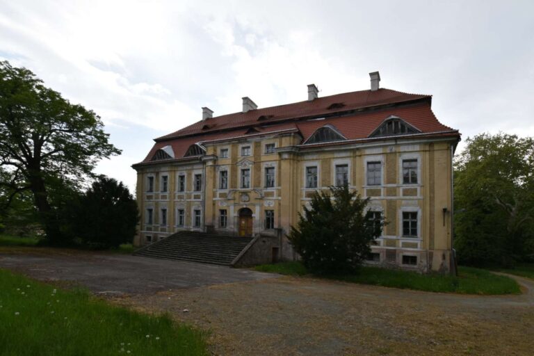 Front oraz ściana boczna pałacu w Sułowie Front oraz ściana boczna pałacu w Sułowie