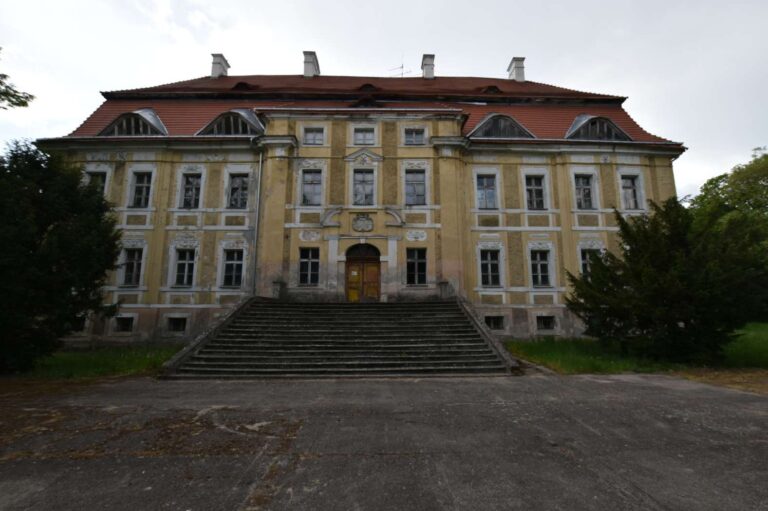 Front pałacu w Sułowie Front pałacu w Sułowie