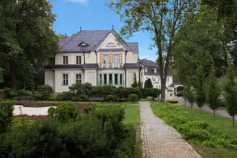 Pałac w Bagnie - zespół pałacowo klasztorny Pałac w Bagnie - zespół pałacowo klasztorny