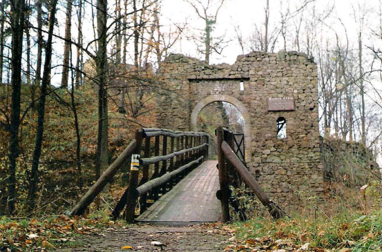 Brama zamku Cisy (Cieszów), autor: Spodenkiewicz, CC BY-SA 3.0 pl, źródło:wikipedia.org