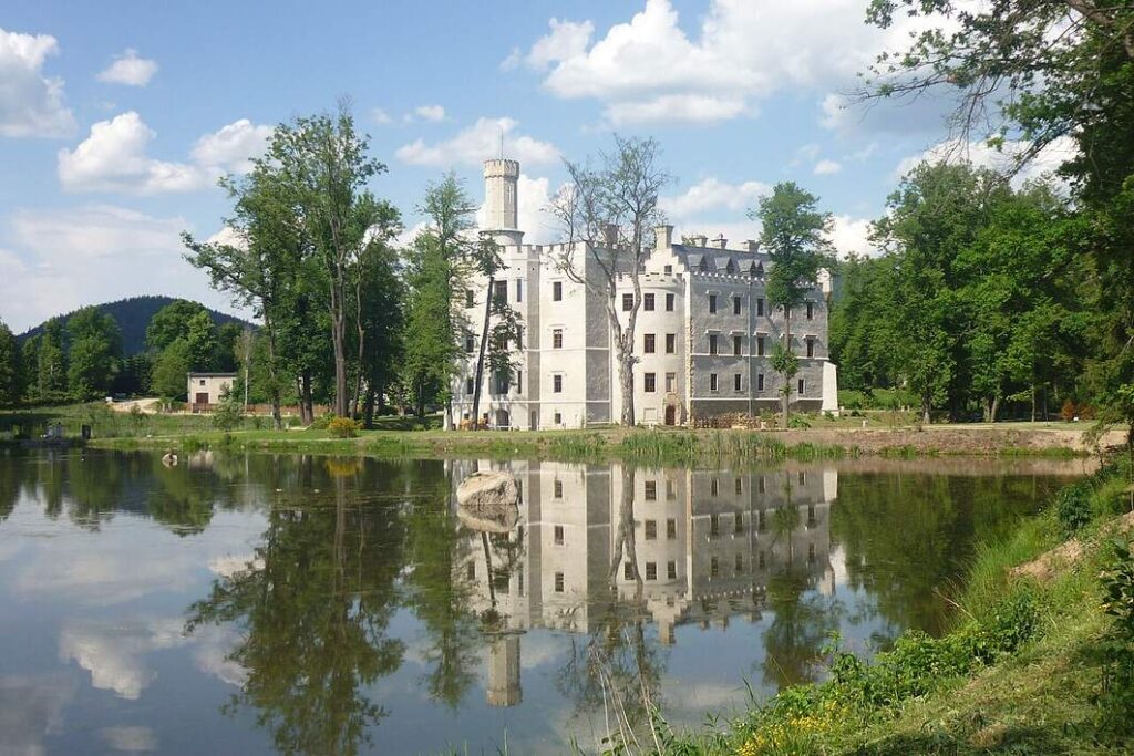 Zamek w Karpnikach, SchiDD, licencja CC BY-SA 4.0, źródło:wikipedia.org