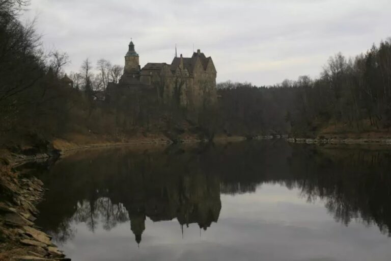 Widok na zamek Czocha ze stawu