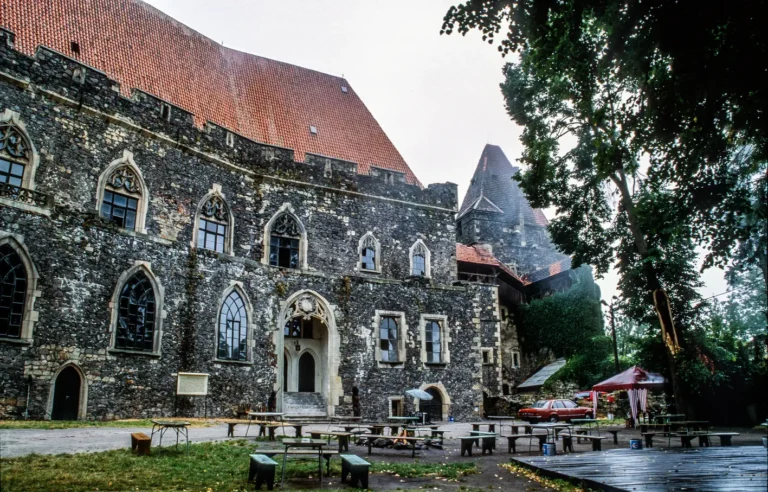 Budynki w obrębie zamku, autor: Jerzy Strzelecki, licencja: CC BY-SA 3.0, źródło: wikipedia.org